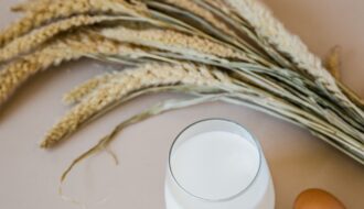 Digestive health coach explaining food sensitivity testing vs biome testing